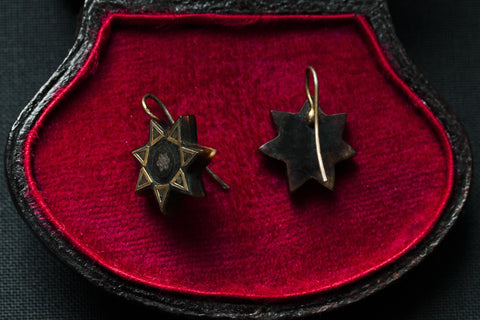 Victorian Piqué Star Earrings